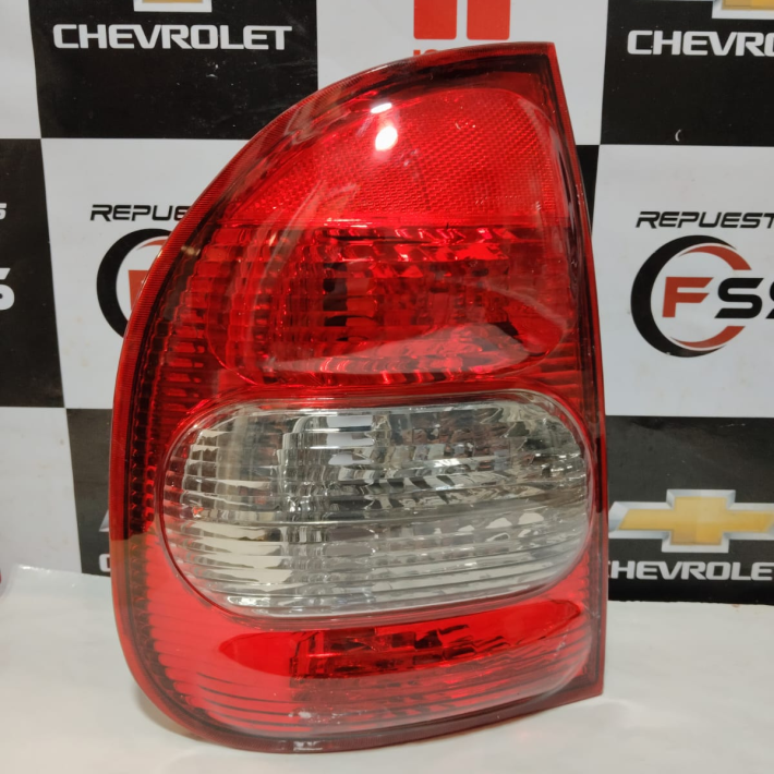 Farol Corsa  Trasera LH. SEDAN. 99/08