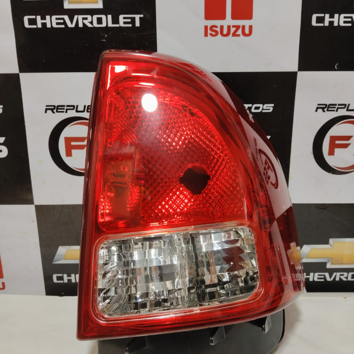 Farol Trasero derecho Mexicano Corsa Hatch 3 puertas.