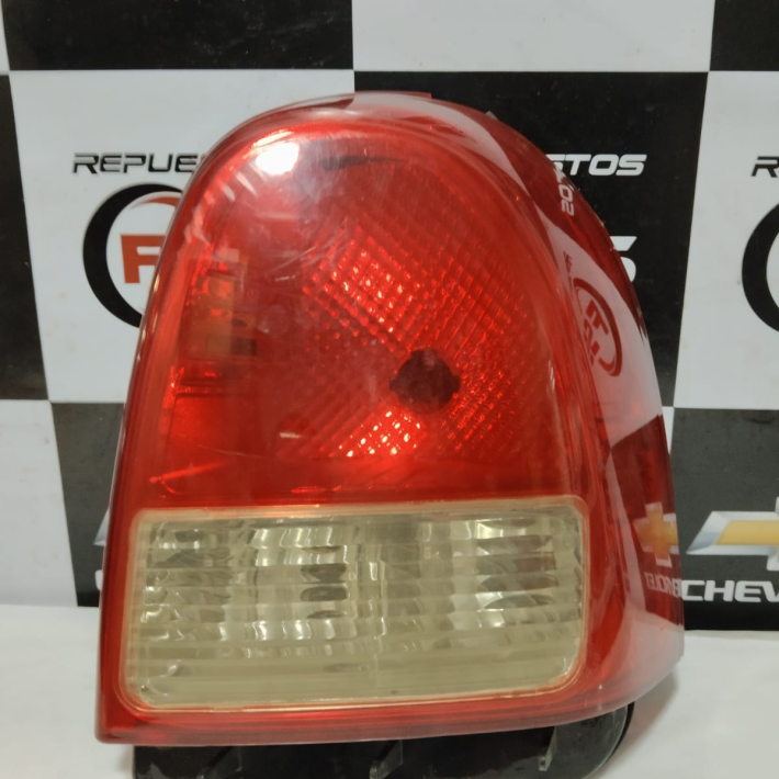 Farol Trasero derecho Mexicano Corsa Hatchback 3 puertas.