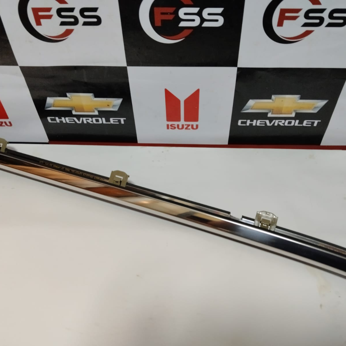 BOTA AGUA CROMADO MOLDURA PTA. RH. SILVERADO 1500/2500 HD., 3500 HD 14/19